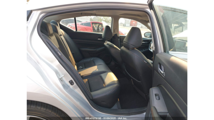 2021 Nissan Altima - Image 8