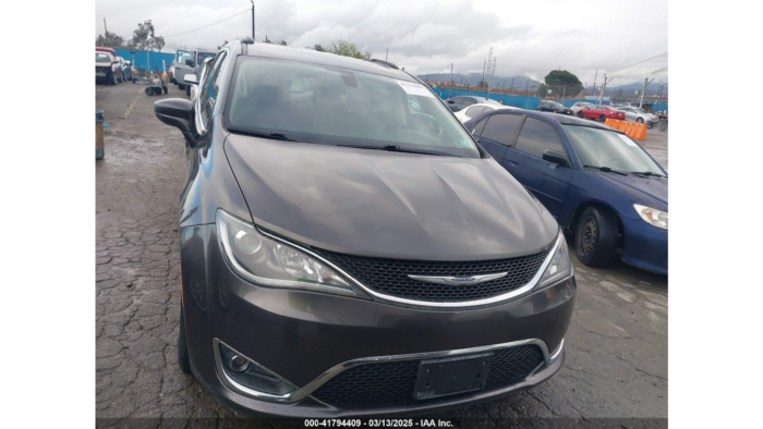 2017 Chrysler Pacifica - Image 4