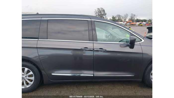 2017 Chrysler Pacifica - Image 3