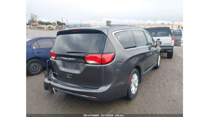 2017 Chrysler Pacifica - Image 2