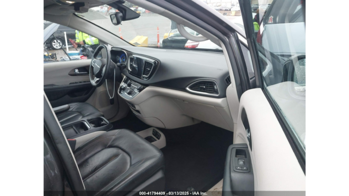 2017 Chrysler Pacifica - Image 6