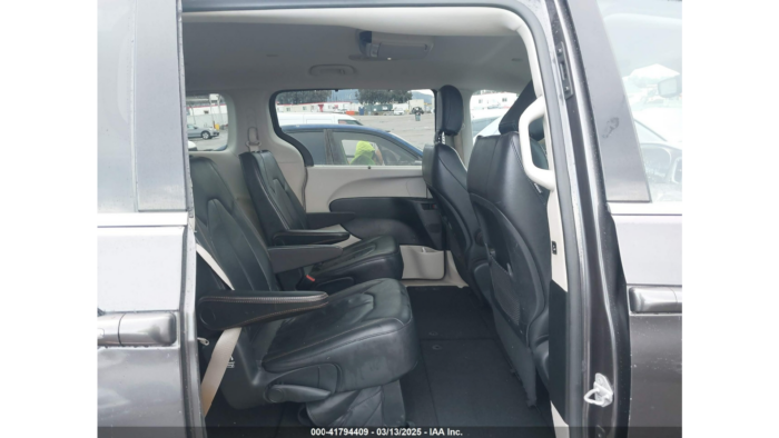 2017 Chrysler Pacifica - Image 7