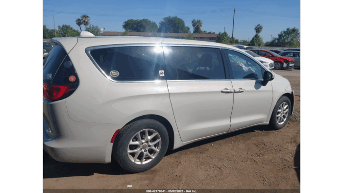 2017 Chrysler Pacifica - Image 3