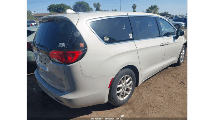 2017 Chrysler Pacifica - Image 2