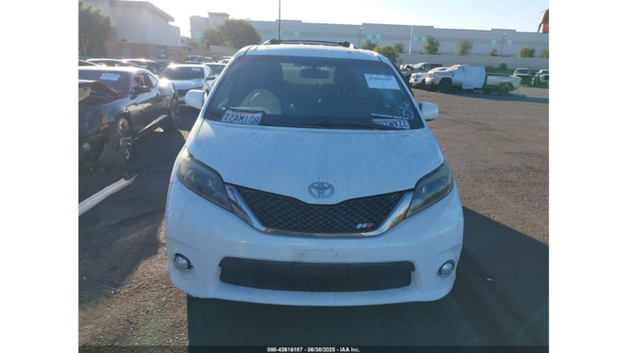 2017 Toyota Sienna Se - Image 2