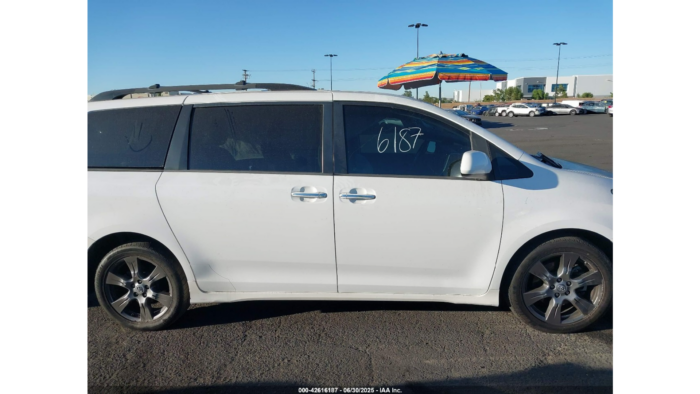 2017 Toyota Sienna Se - Image 4