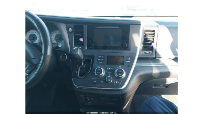 2017 Toyota Sienna Se - Image 9