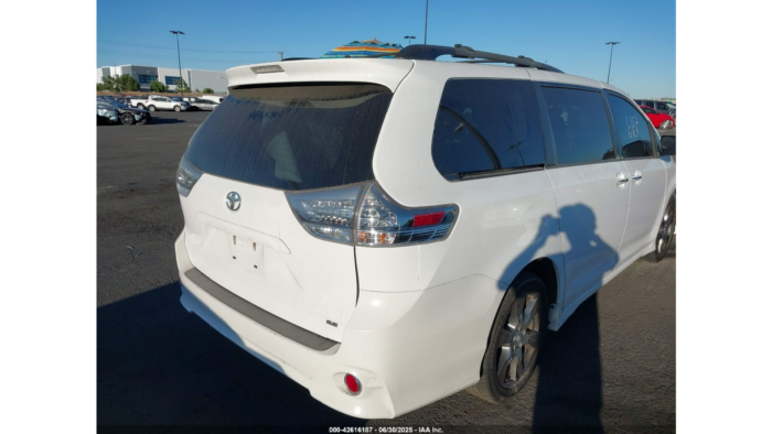2017 Toyota Sienna Se - Image 3